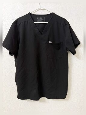 FIGS Chisec Three-Pocket Scrub Top for Men - L